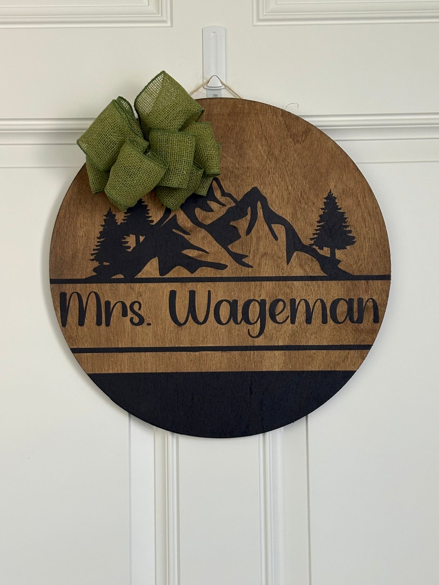 18 Inch Round Personalized Welcome Sign Mountains