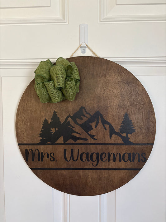 18 Inch Round Personalized Welcome Sign Mountains